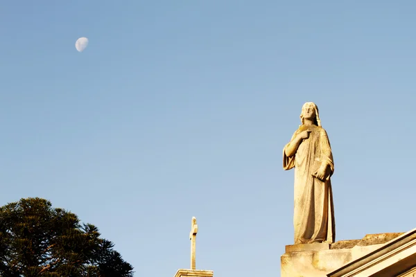 Estátua no Cemitério da Recoleta com a Lua no backgrou — Fotografia de Stock