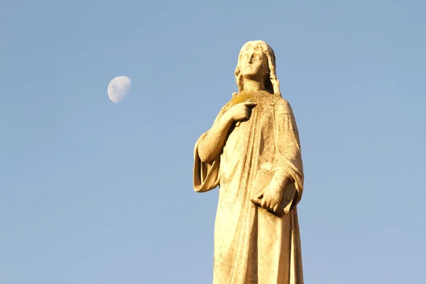 Pomnik na cmentarzu recoleta i księżyc w backgrou — Zdjęcie stockowe