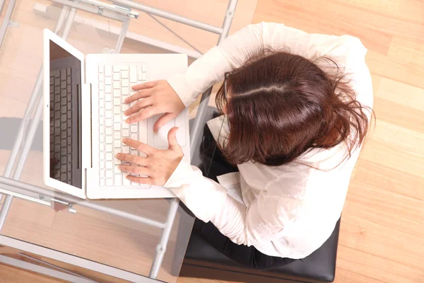 Mujer alegre con un ordenador portátil — Foto de Stock