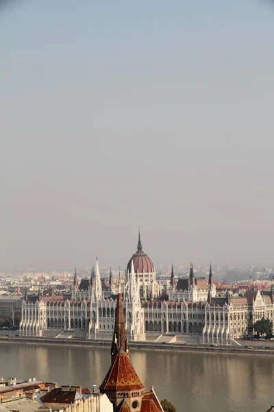 Smog über dem ungarischen Parlament — Stockfoto