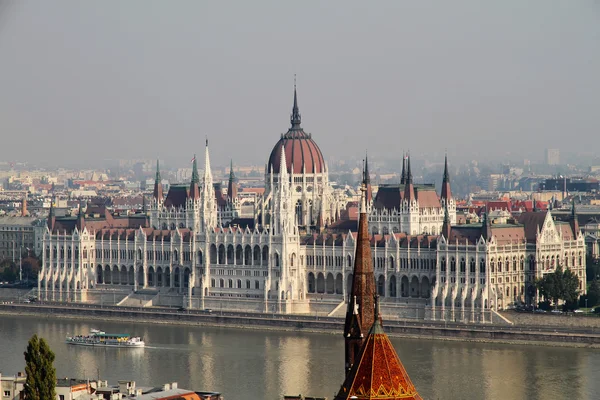 Smog over the Hungarian Parliament — Stock Photo, Image
