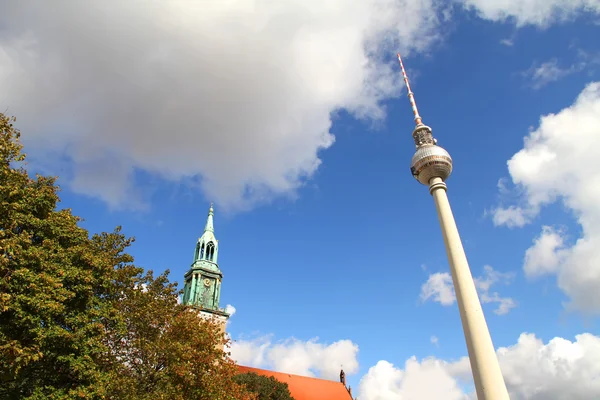 テレビ塔とベルリンのマリーエン教会 — ストック写真
