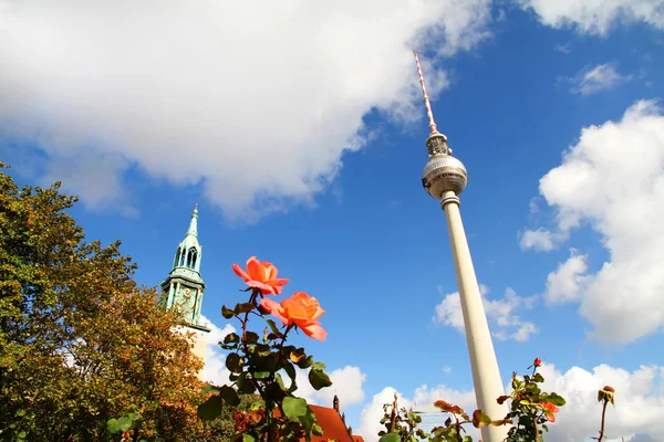 De tv-toren en de marienkirche in Berlijn — Stockfoto