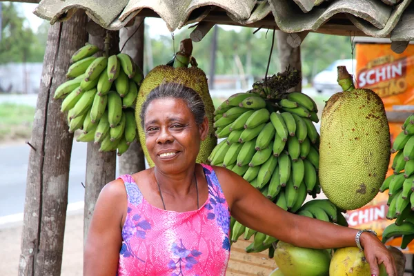 Mujer vendiendo frutas —  Fotos de Stock