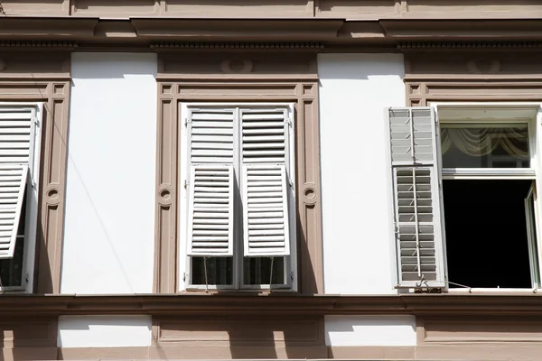 Vieilles fenêtres à Graz — Photo