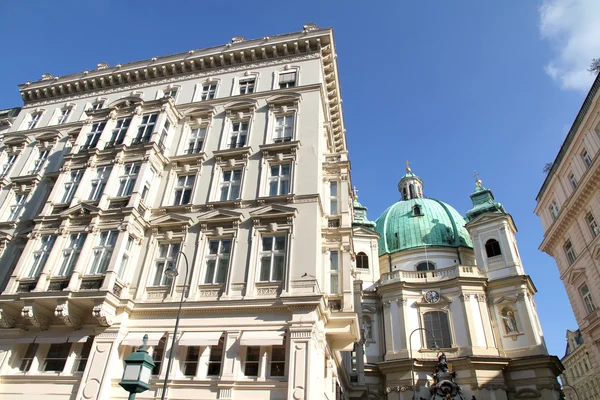 Kijk op de peterskirche in Wenen — Stockfoto