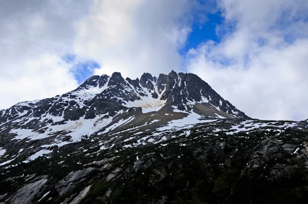 雪の山のピーク — ストック写真