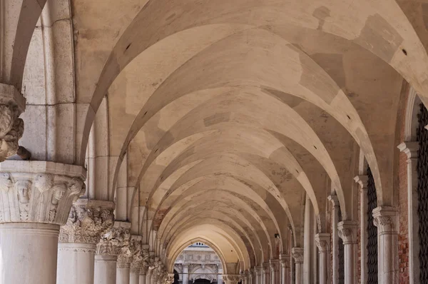 Colonne architettoniche in un museo di Venezia Foto Stock