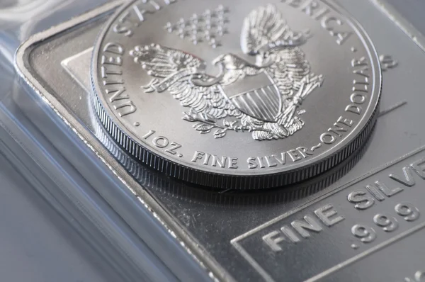 Moneda de plata en lingotes Imagen de archivo
