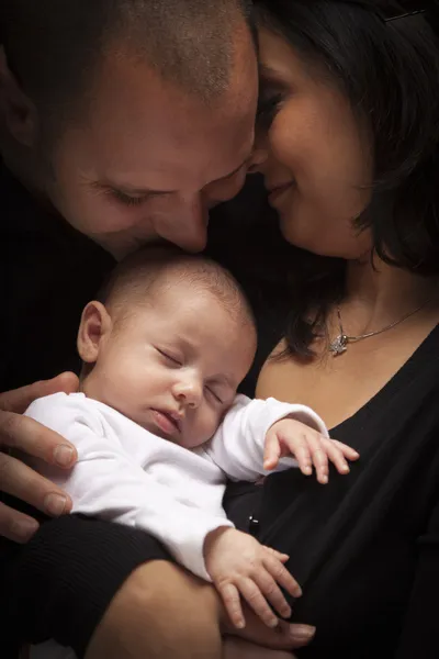 Familia joven de raza mixta con bebé recién nacido — Foto de Stock