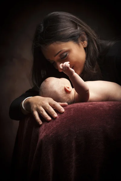 Mulher étnica atraente com seu bebê recém-nascido — Fotografia de Stock
