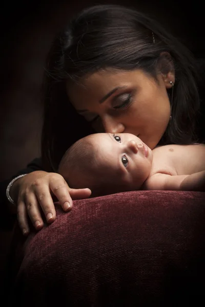 Ελκυστική γυναίκα εθνοτικές με το νεογέννητο μωρό — Φωτογραφία Αρχείου