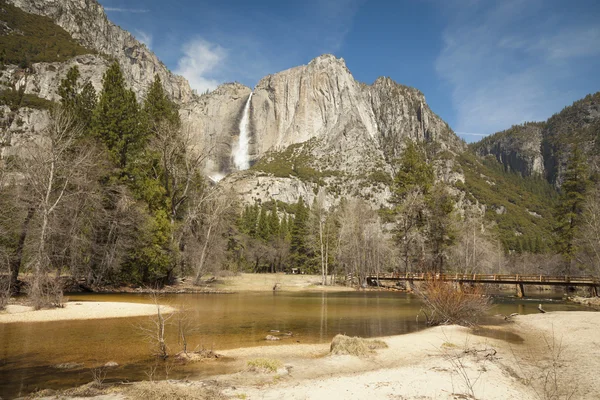 Obere Wasserfälle und Merced River am Yosemite — Stockfoto