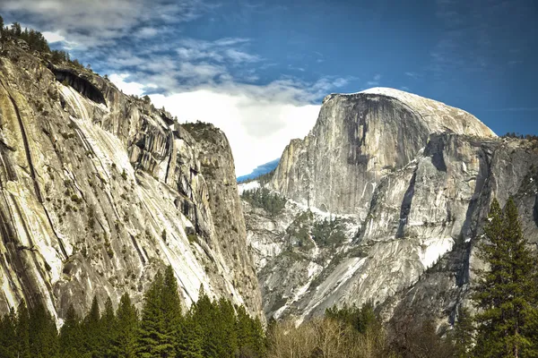 Blick auf die halbe Kuppel am Yosemite am Frühlingstag — Stockfoto