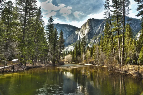 Yosemite Fluss und obere Wasserfälle hdr — Stockfoto