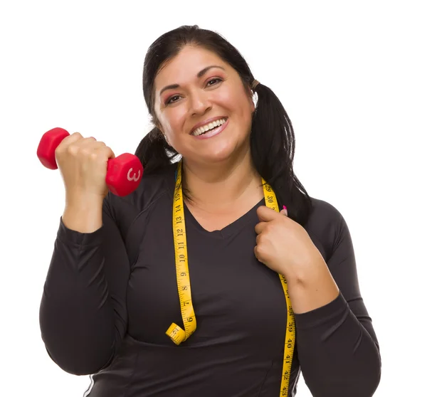 Mujer hispana con cinta métrica levantando mancuerna — Foto de Stock