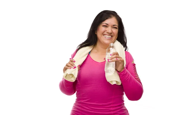 Mulher hispânica em roupas de treino com água e toalha — Fotografia de Stock