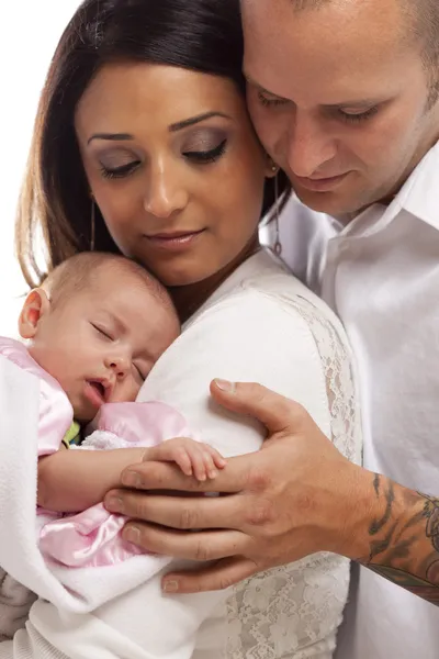 Famille mixte jeune avec nouveau-né — Photo