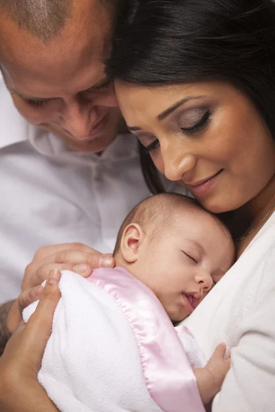 Молода сім'я змішаної раси з новонародженої дитини — стокове фото