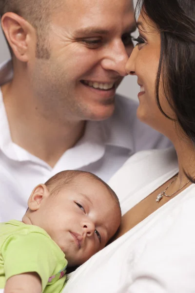 Gemischte Rasse junge Familie mit Neugeborenem — Stockfoto