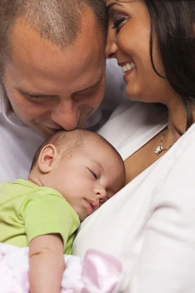 Familia joven de raza mixta con bebé recién nacido — Foto de Stock