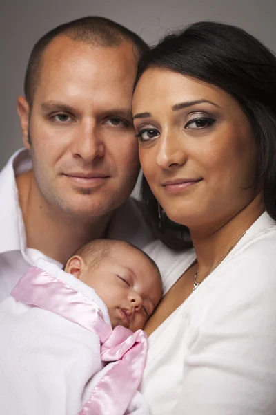 Smíšené rasy mladá rodina s novorozence — Stock fotografie