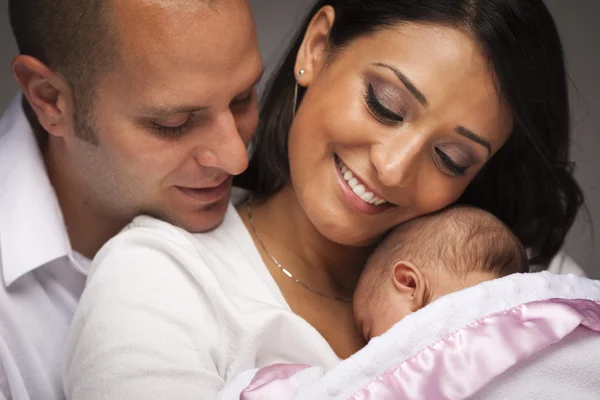 Молодая семья смешанных рас с новорожденным ребенком — стоковое фото