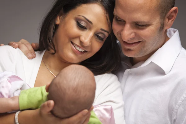 Smíšené rasy mladá rodina s novorozence — Stock fotografie