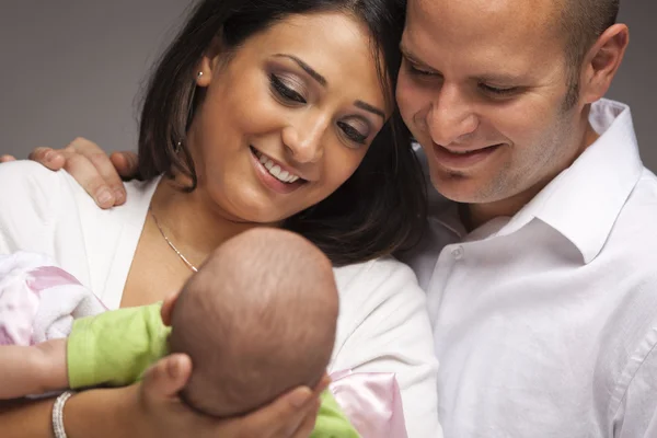 Gemischte Rasse junge Familie mit Neugeborenem — Stockfoto