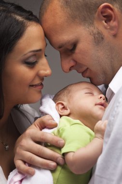 karışık ırk genç ailesi ile yeni doğan bebek