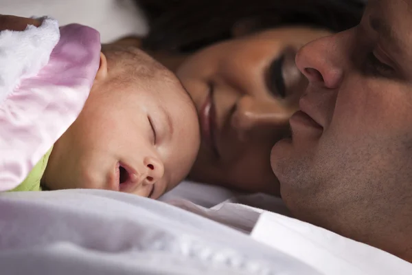 Gemengd ras jonge gezin met pasgeboren baby — Stockfoto