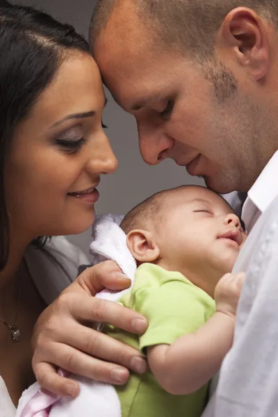 Raça mista Família jovem com bebê recém-nascido — Fotografia de Stock