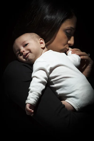 Etnische vrouw kussen haar pasgeboren baby hand — Stockfoto