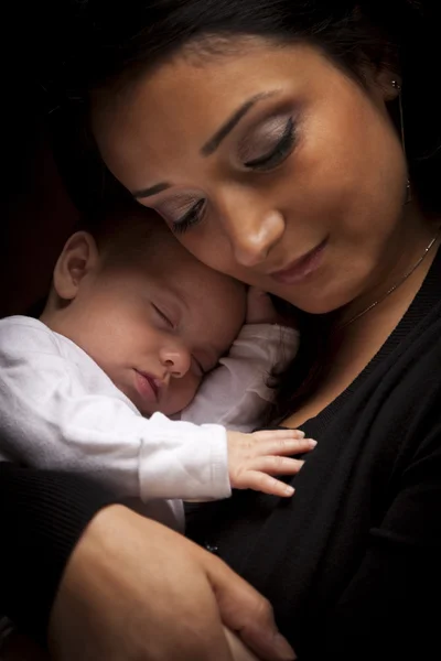 Attraktive ethnische Frau mit ihrem neugeborenen Baby — Stockfoto