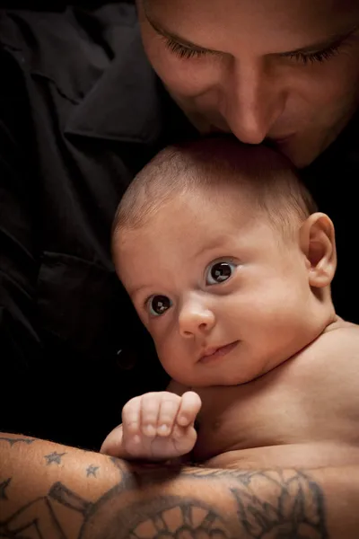 Onun karışık yarış yeni doğan bebek tutan genç Baba — Stok fotoğraf