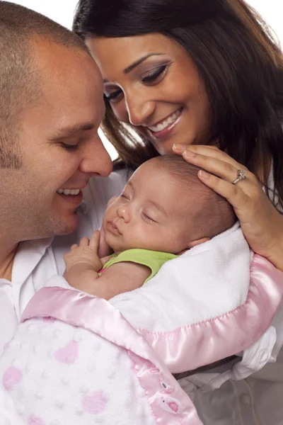 Pareja joven de raza mixta con bebé recién nacido — Foto de Stock