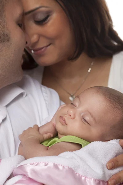 Молодая пара смешанных рас с новорожденным ребенком — стоковое фото