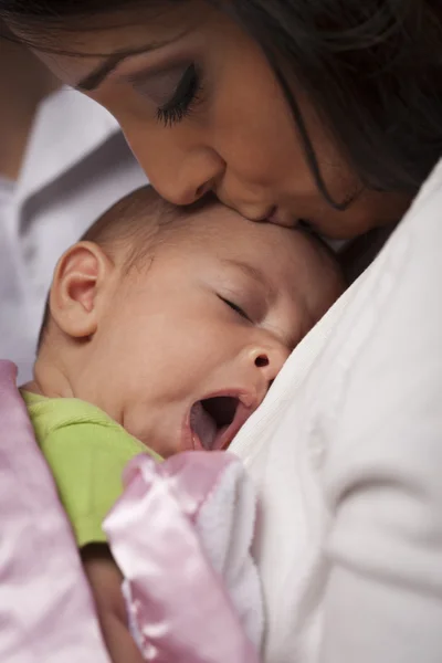 Aantrekkelijke etnische vrouw met haar gapende pasgeboren baby — Stockfoto