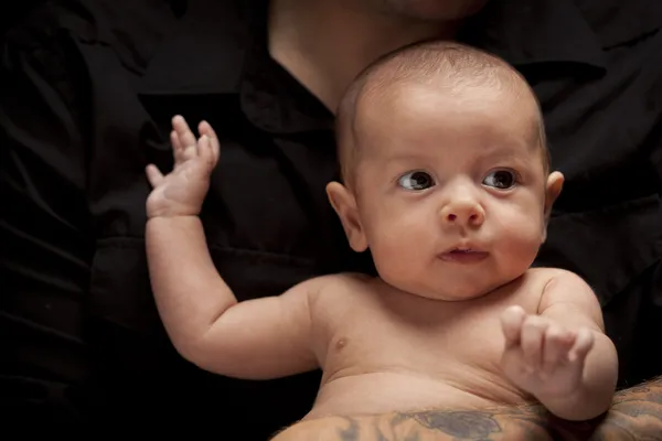 Μικρά πατέρας, κρατώντας το νεογέννητο μωρό της μικτής φυλής — Φωτογραφία Αρχείου