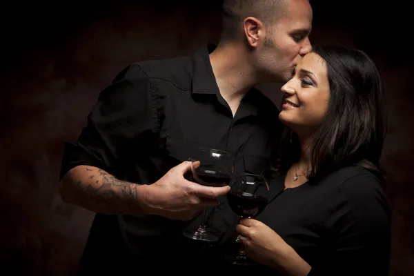 Glückliches gemischtes Rassenpaar flirtet und Weingläser hält — Stockfoto