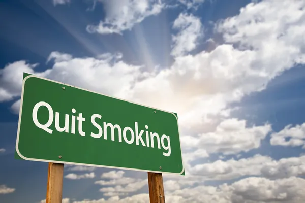 Stoppen met roken groene verkeersbord en wolken — Stockfoto