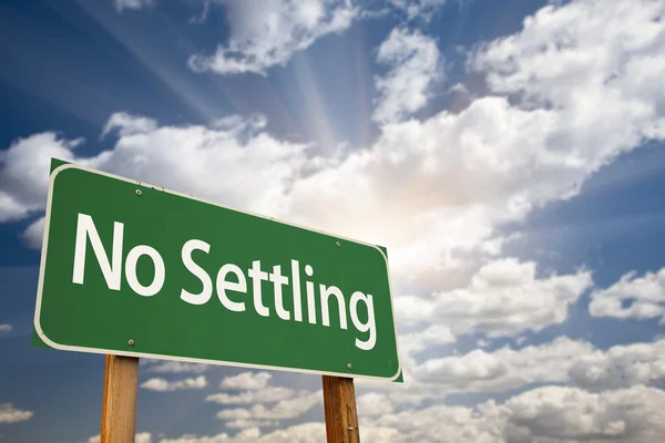 No Settling Green Road Sign and Clouds — Stock Photo, Image