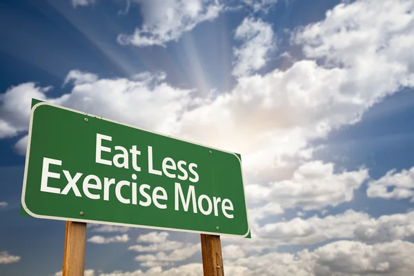 Τρώνε λιγότερο άσκηση πιο πράσινη πινακίδα και σύννεφα — Φωτογραφία Αρχείου