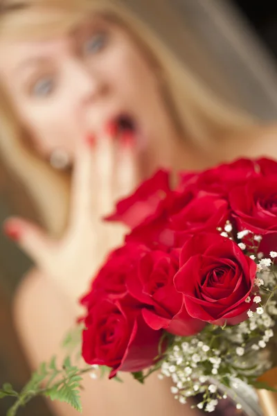 Mujer rubia acepta regalo de rosas rojas —  Fotos de Stock