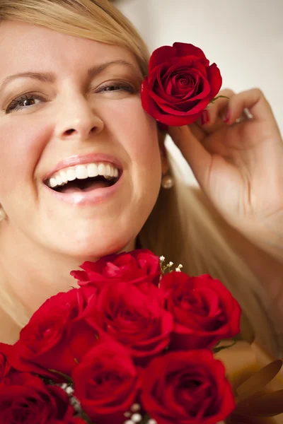 Γυναίκα με μια δέσμη των κόκκινων τριαντάφυλλων. — Φωτογραφία Αρχείου