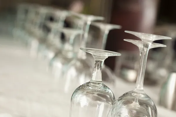 Bicchieri astratti in sala da pranzo formale — Foto Stock