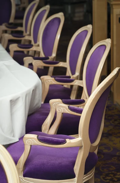 Cadeiras roxas luxuosas na sala de jantar formal — Fotografia de Stock