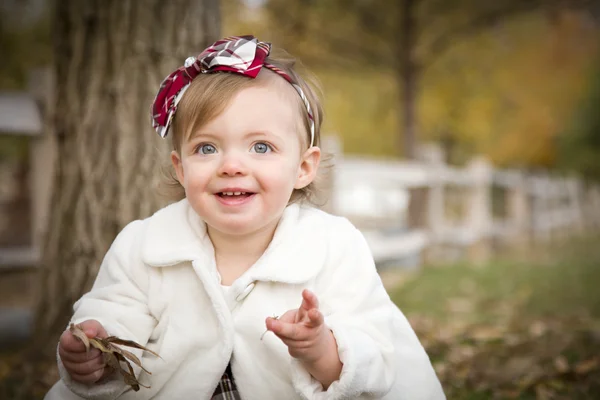 Adorável bebê menina jogar no parque — Fotografia de Stock