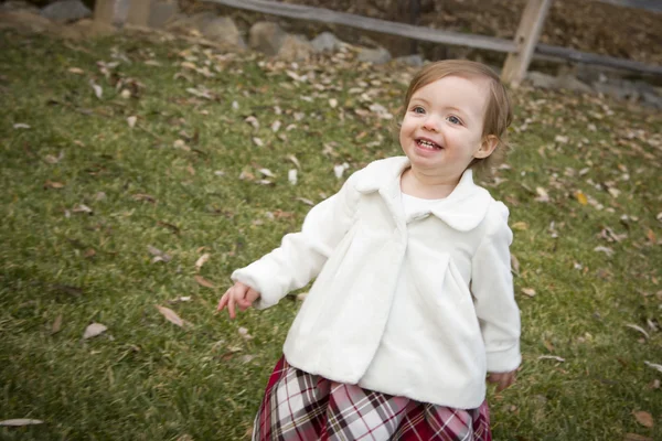 Förtjusande baby flicka som leker i parken — Stockfoto