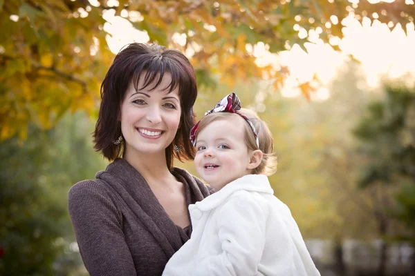 Atraktivní matka a dcera portrét venku — Stock fotografie